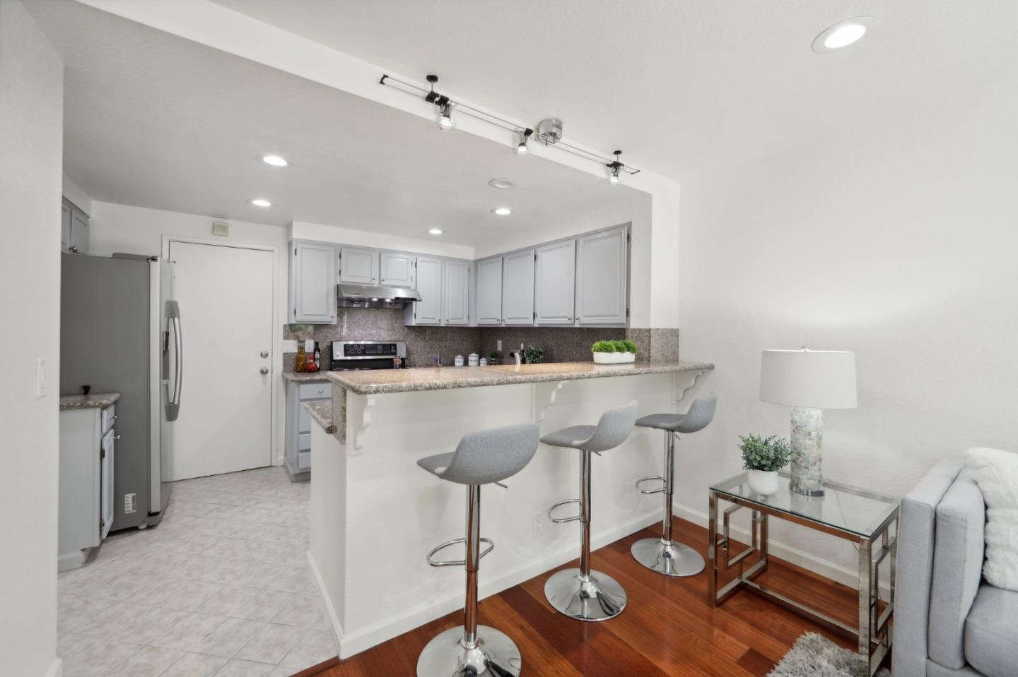 1512 Foothill AVE