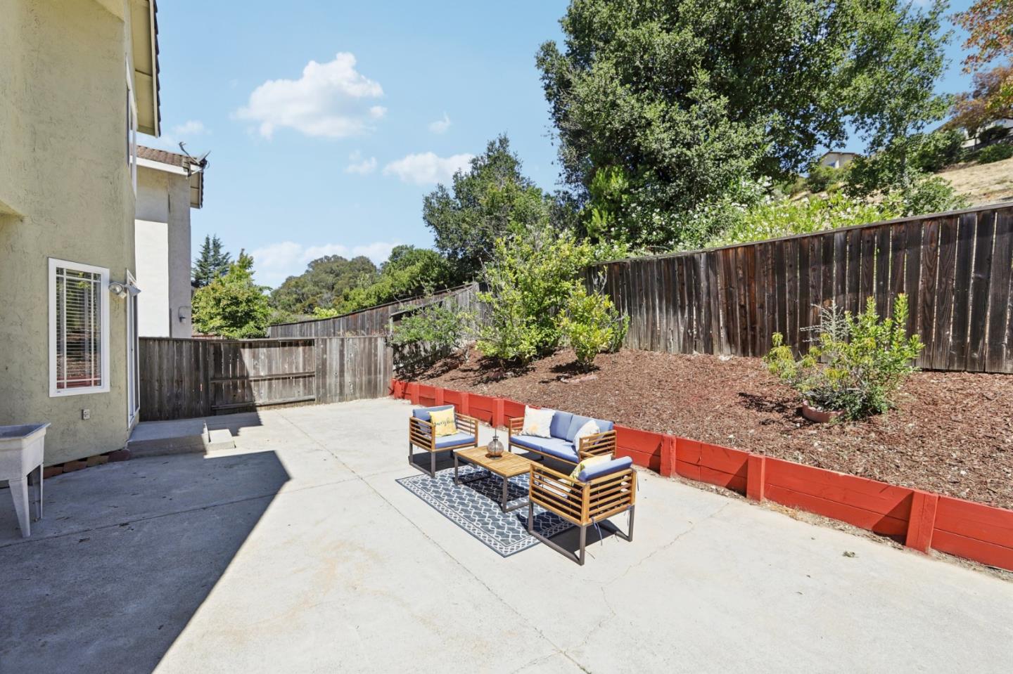 1512 Foothill AVE