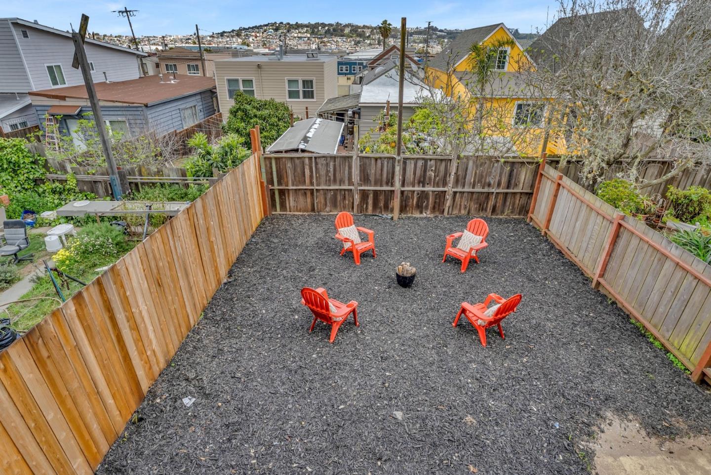 1122 Hollister AVE