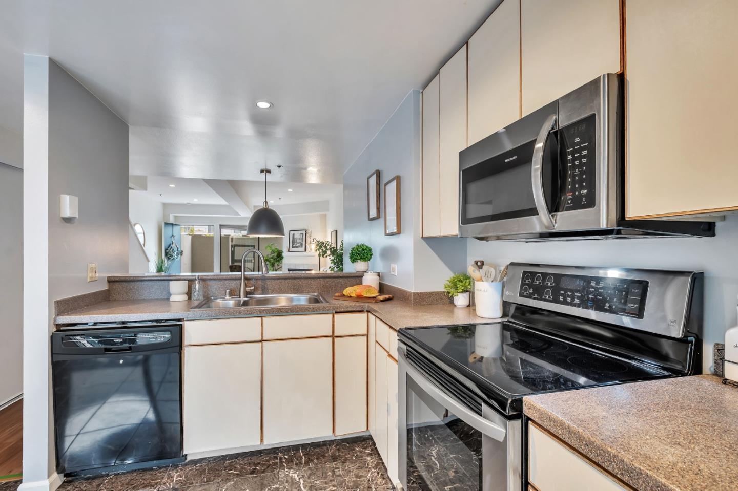 601 Van Ness AVE 26