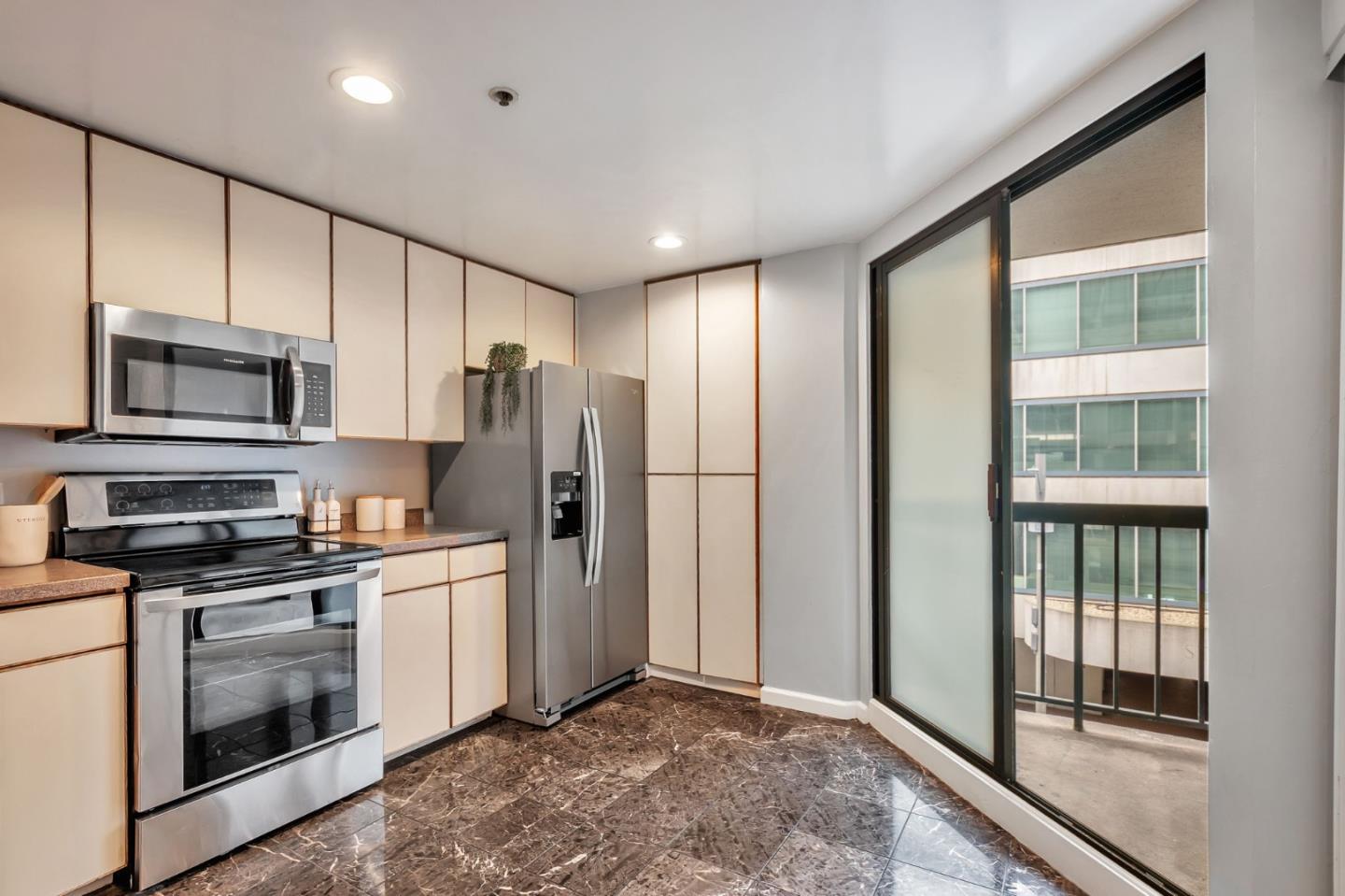 601 Van Ness AVE 26