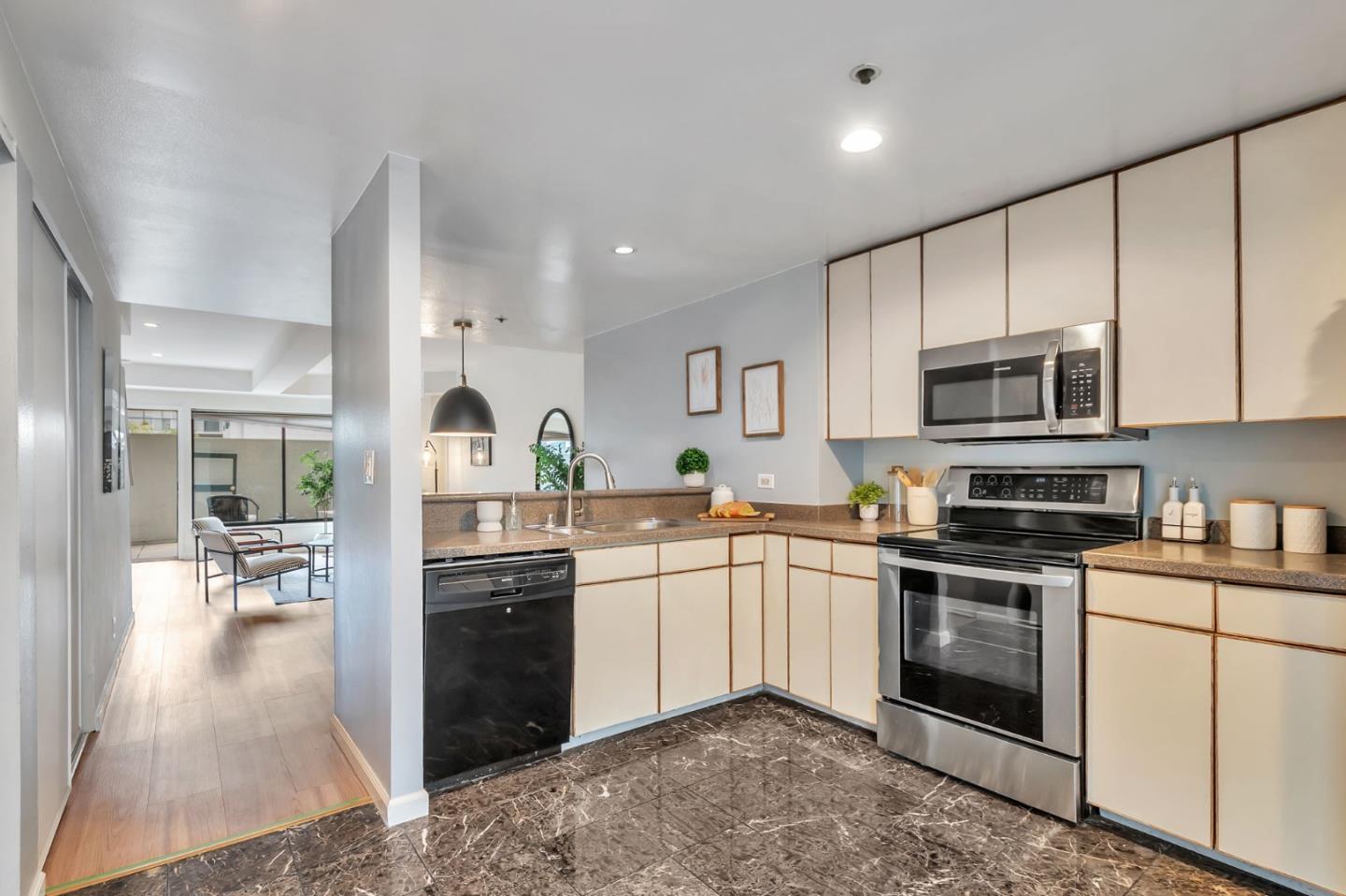 601 Van Ness AVE 26