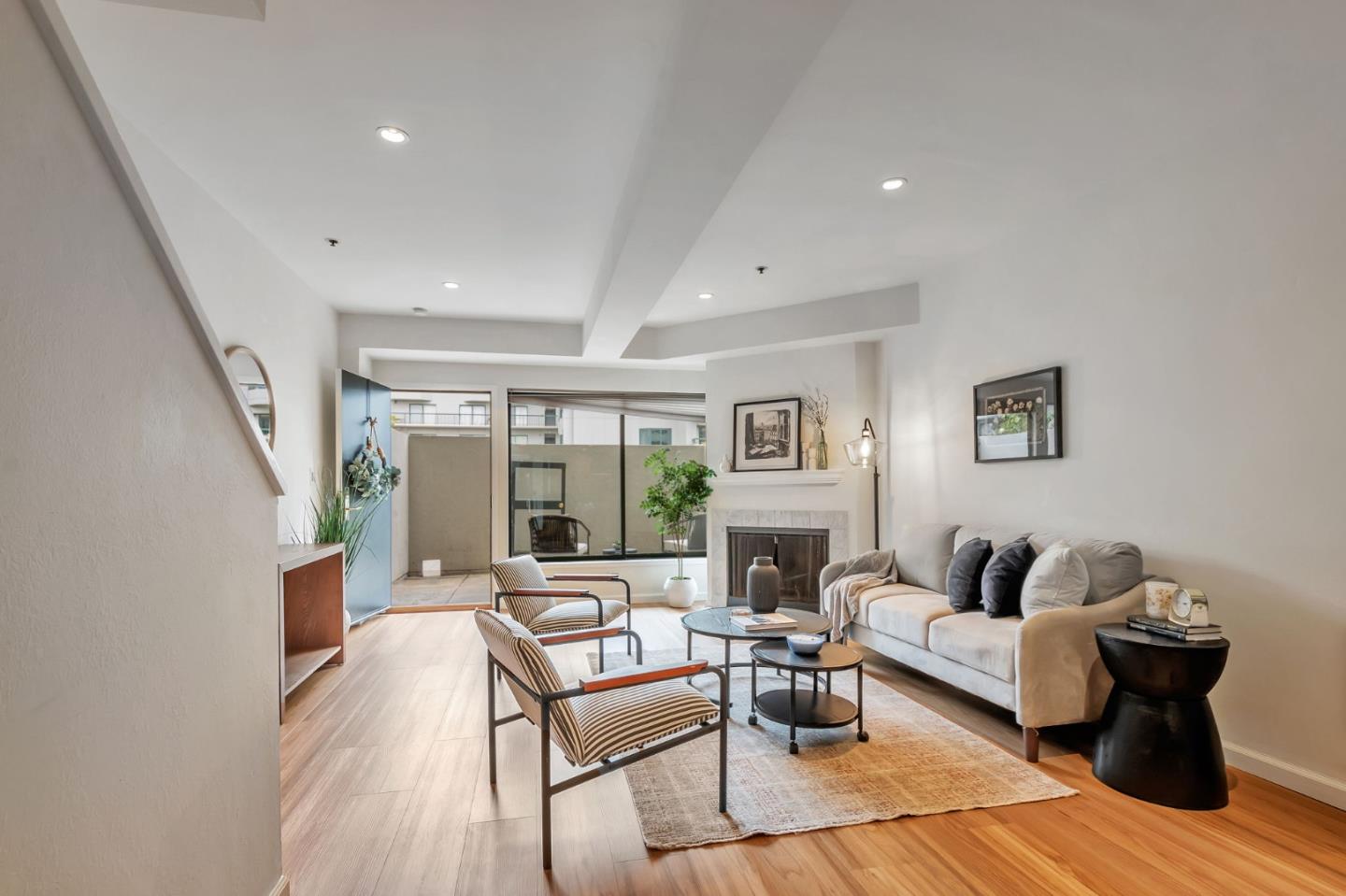 601 Van Ness AVE 26