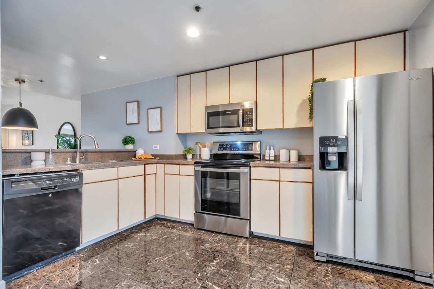 601 Van Ness AVE 26