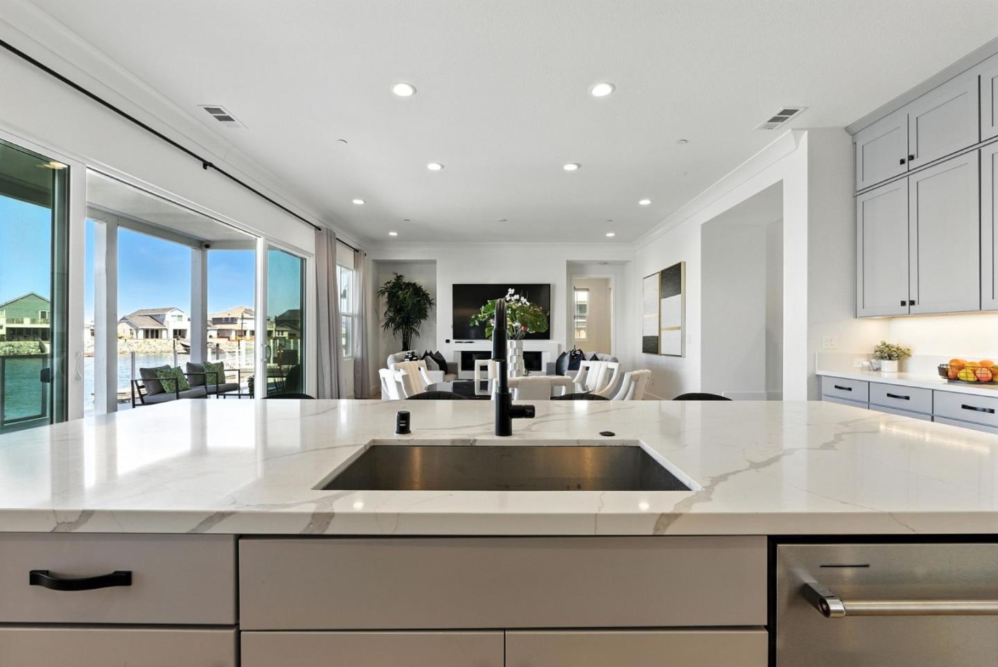 467 Halcyon Place