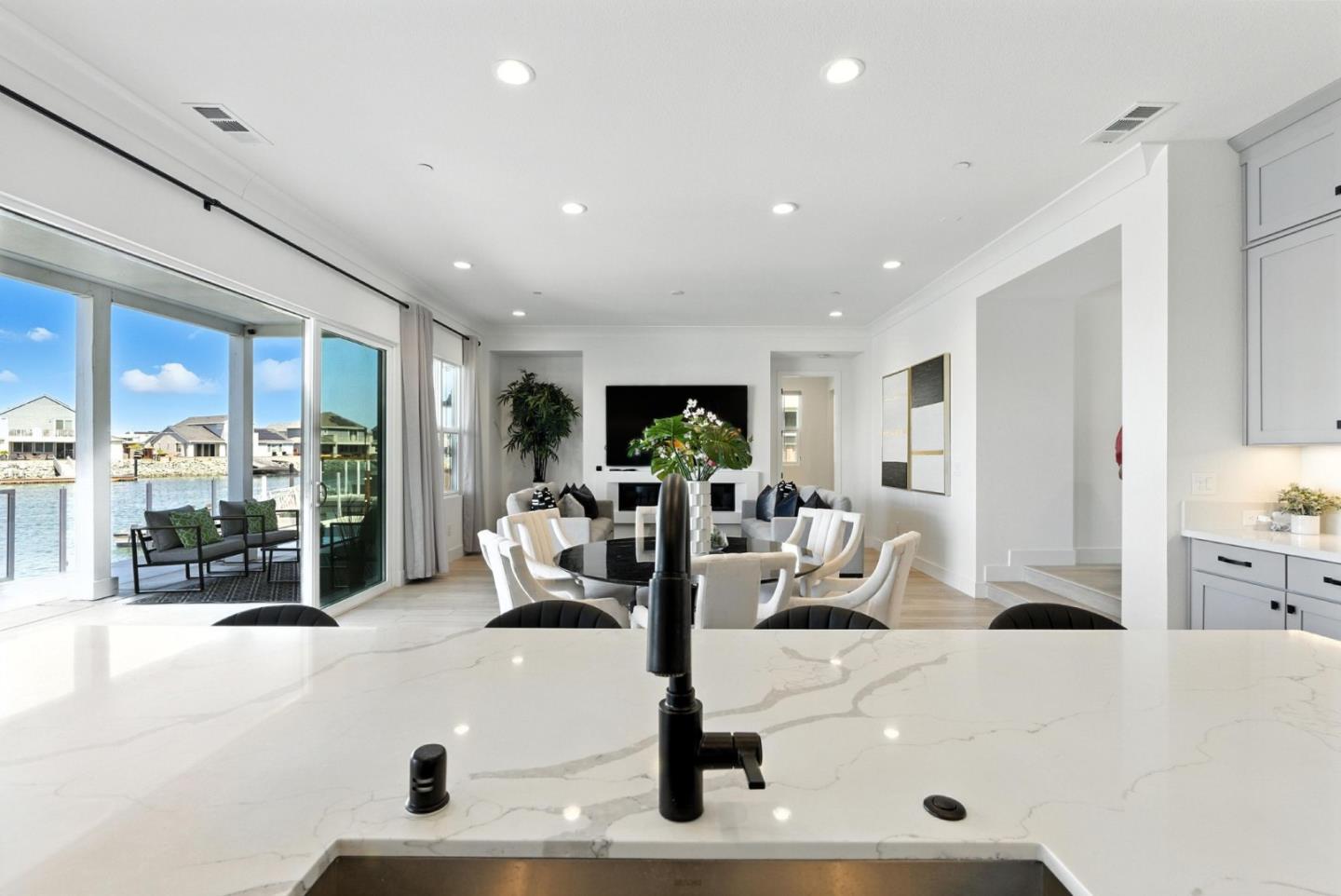 467 Halcyon Place