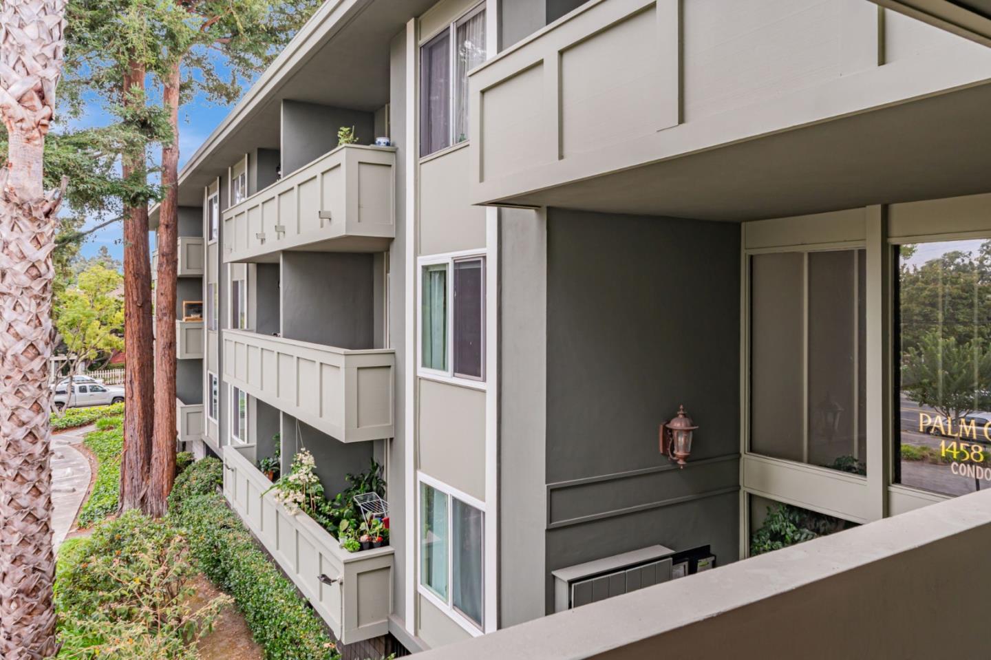 1458 Hudson Street 202