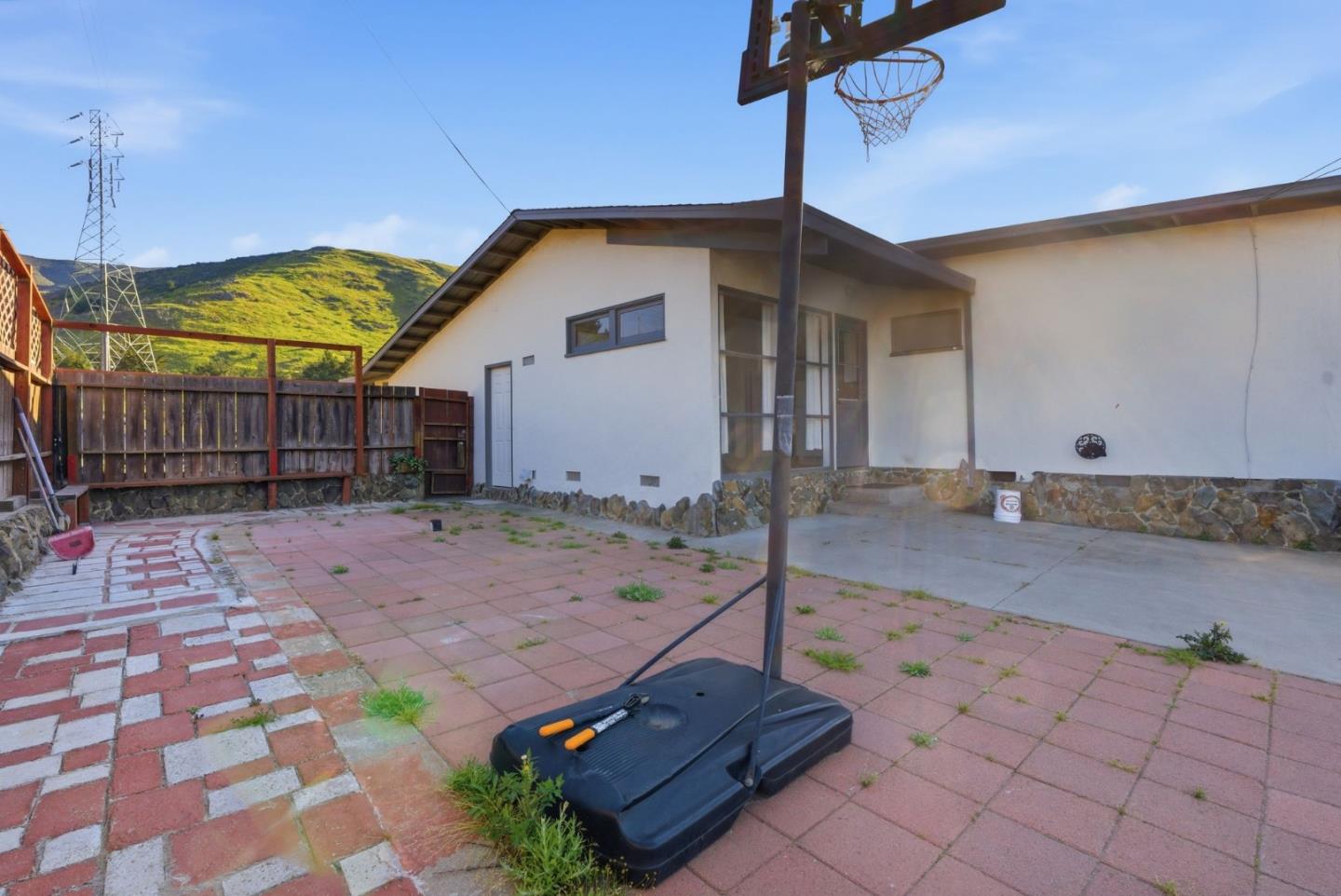 1709 Hillside Boulevard