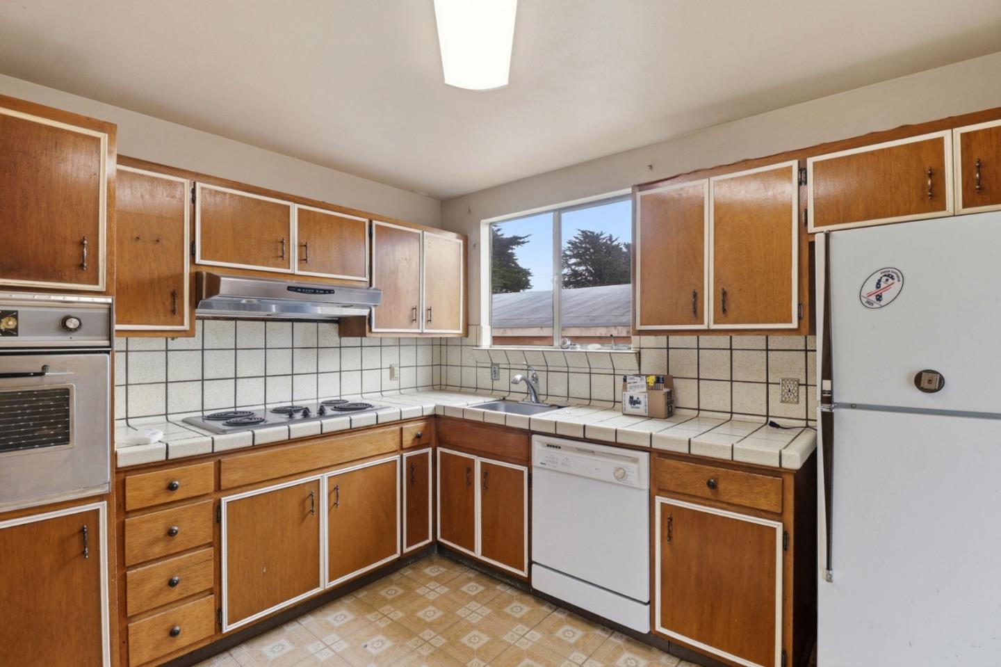 1033 Skyline DR