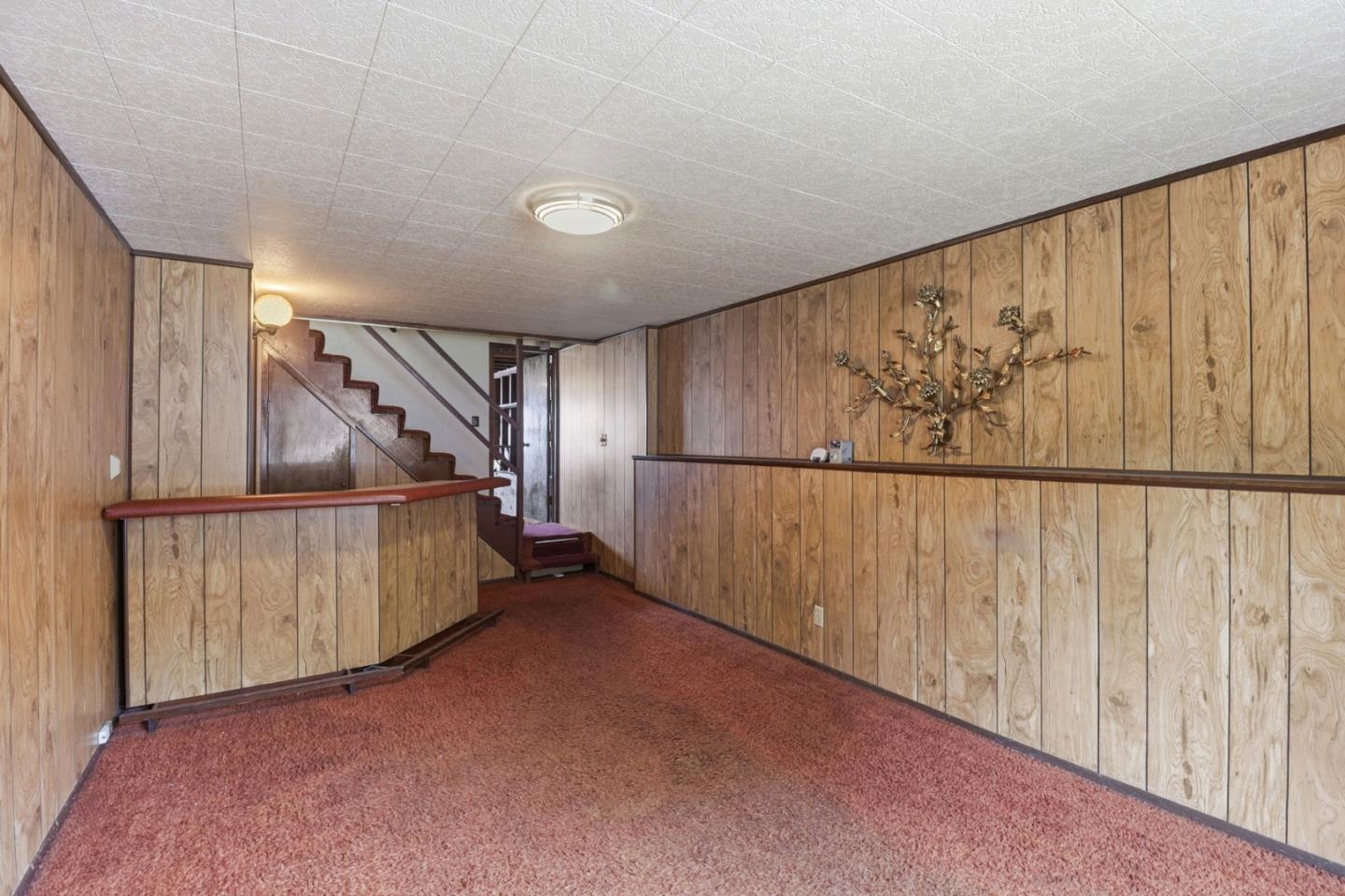 1033 Skyline DR