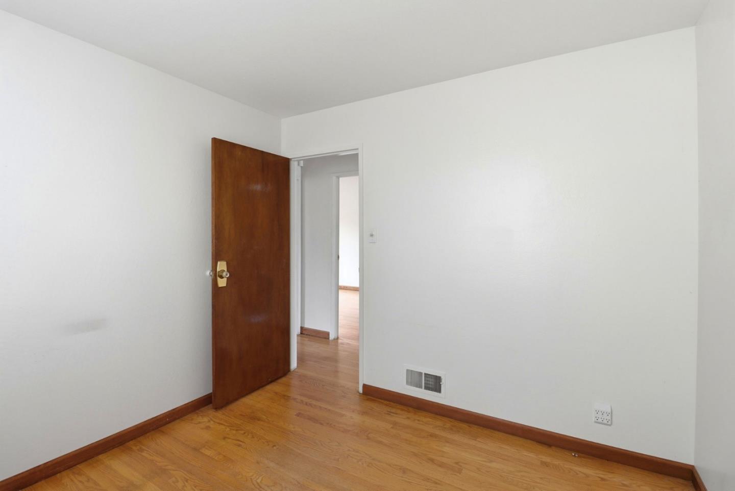 1033 Skyline DR