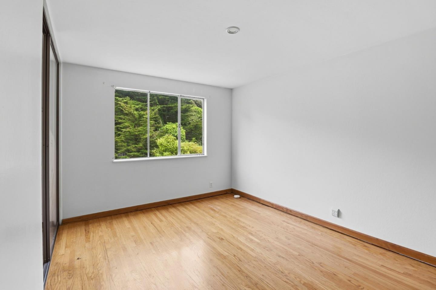 1033 Skyline DR