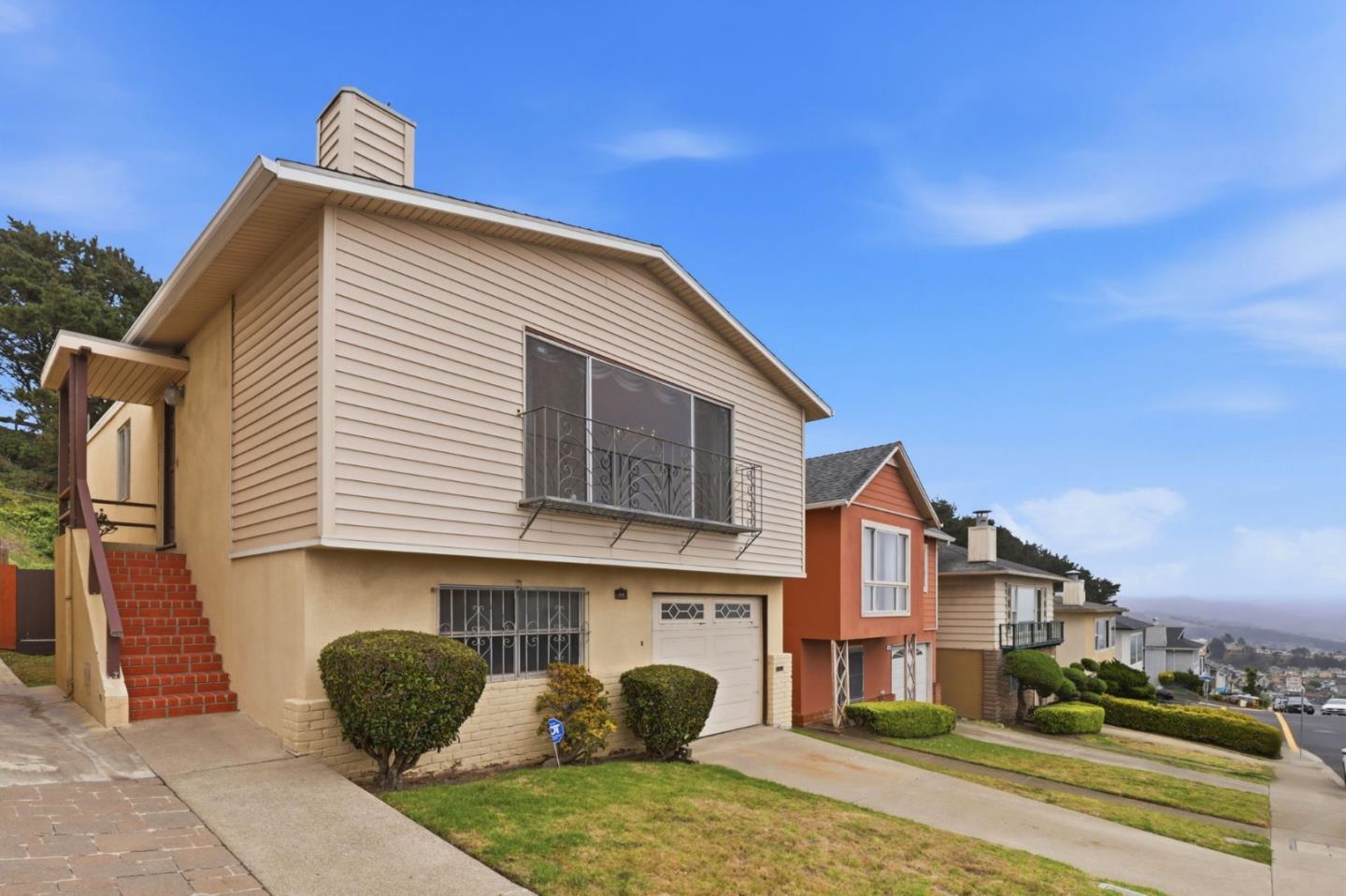 1033 Skyline DR