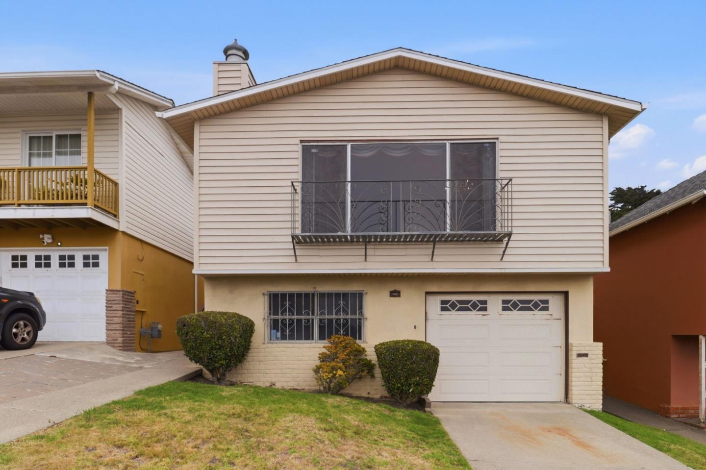 1033 Skyline DR