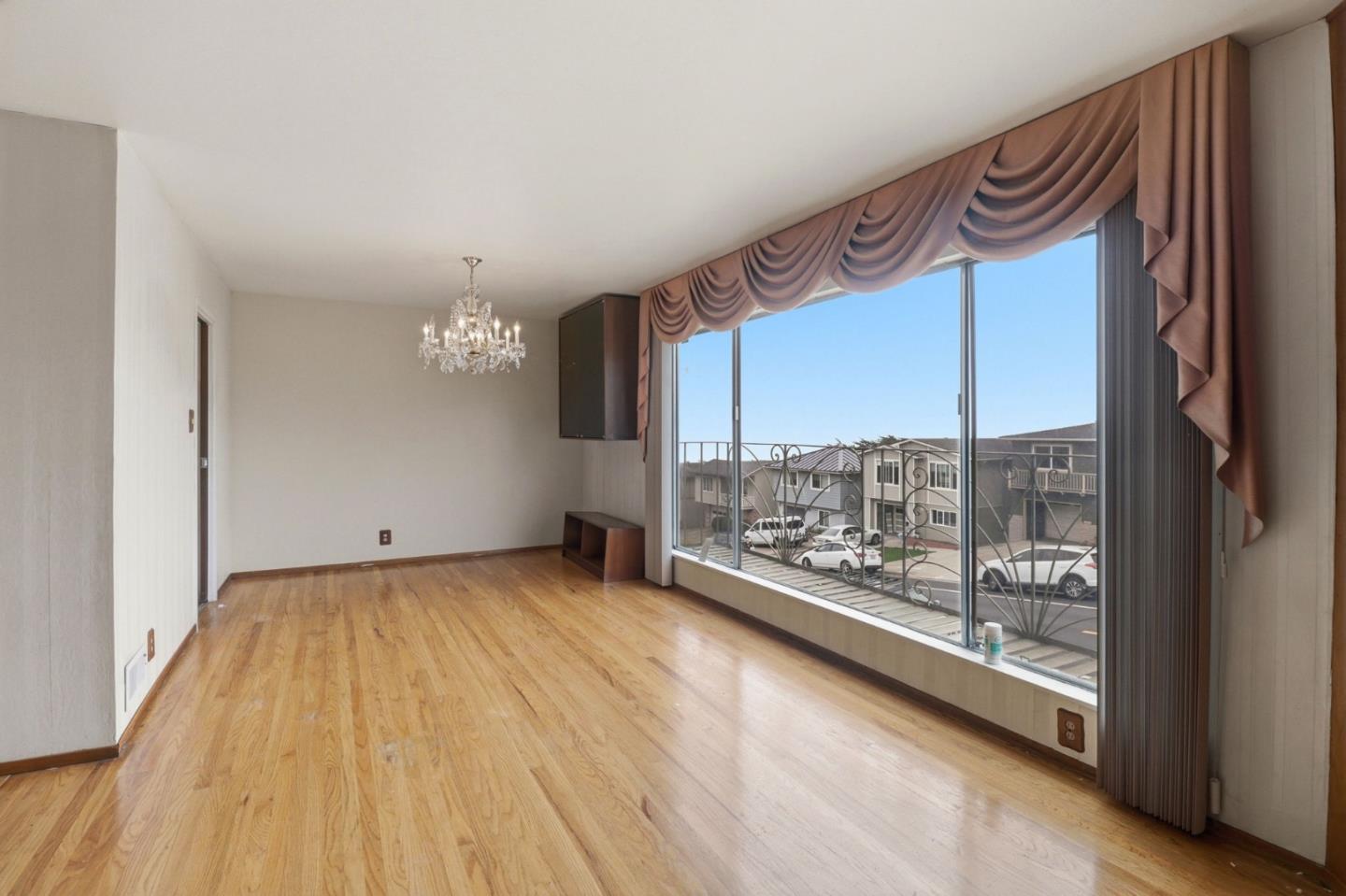1033 Skyline DR