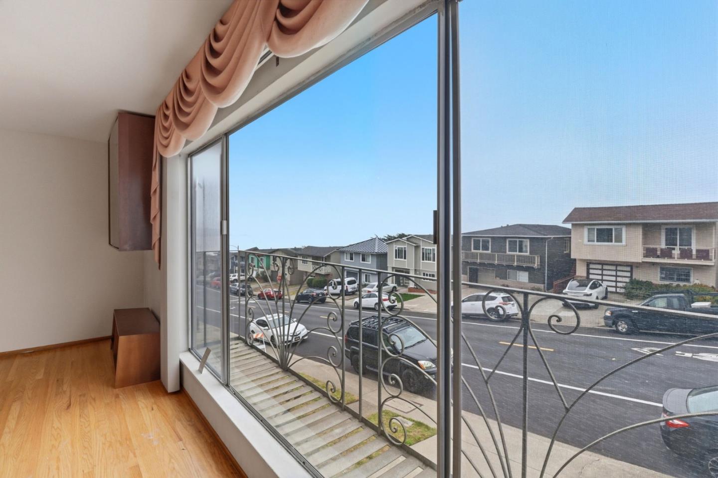 1033 Skyline DR