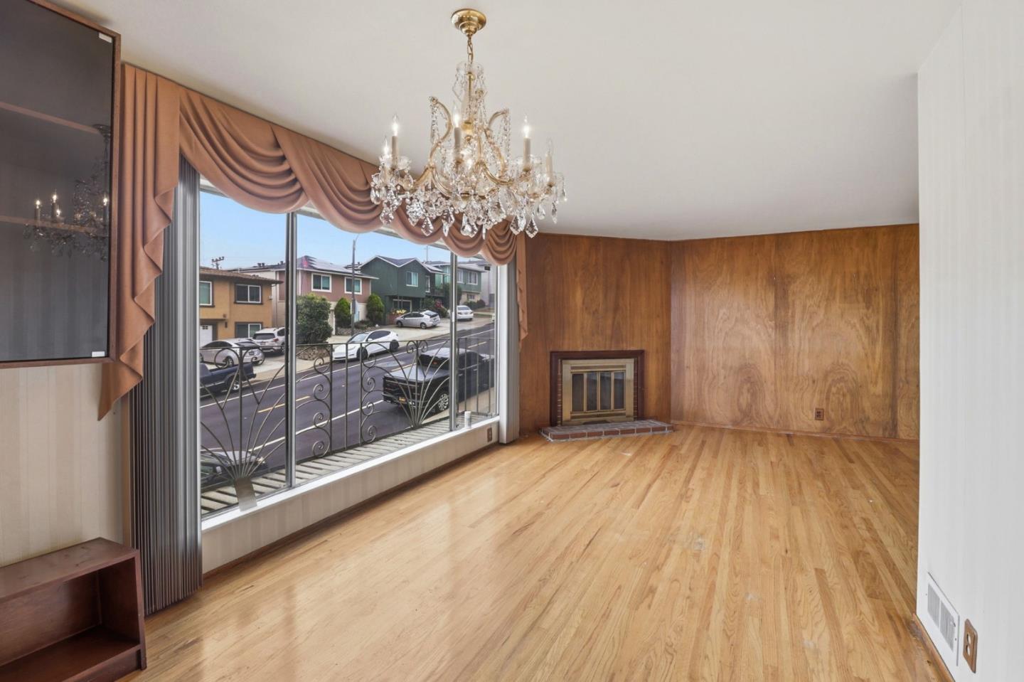 1033 Skyline DR