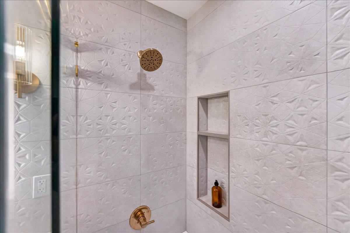 1550 Winding Way