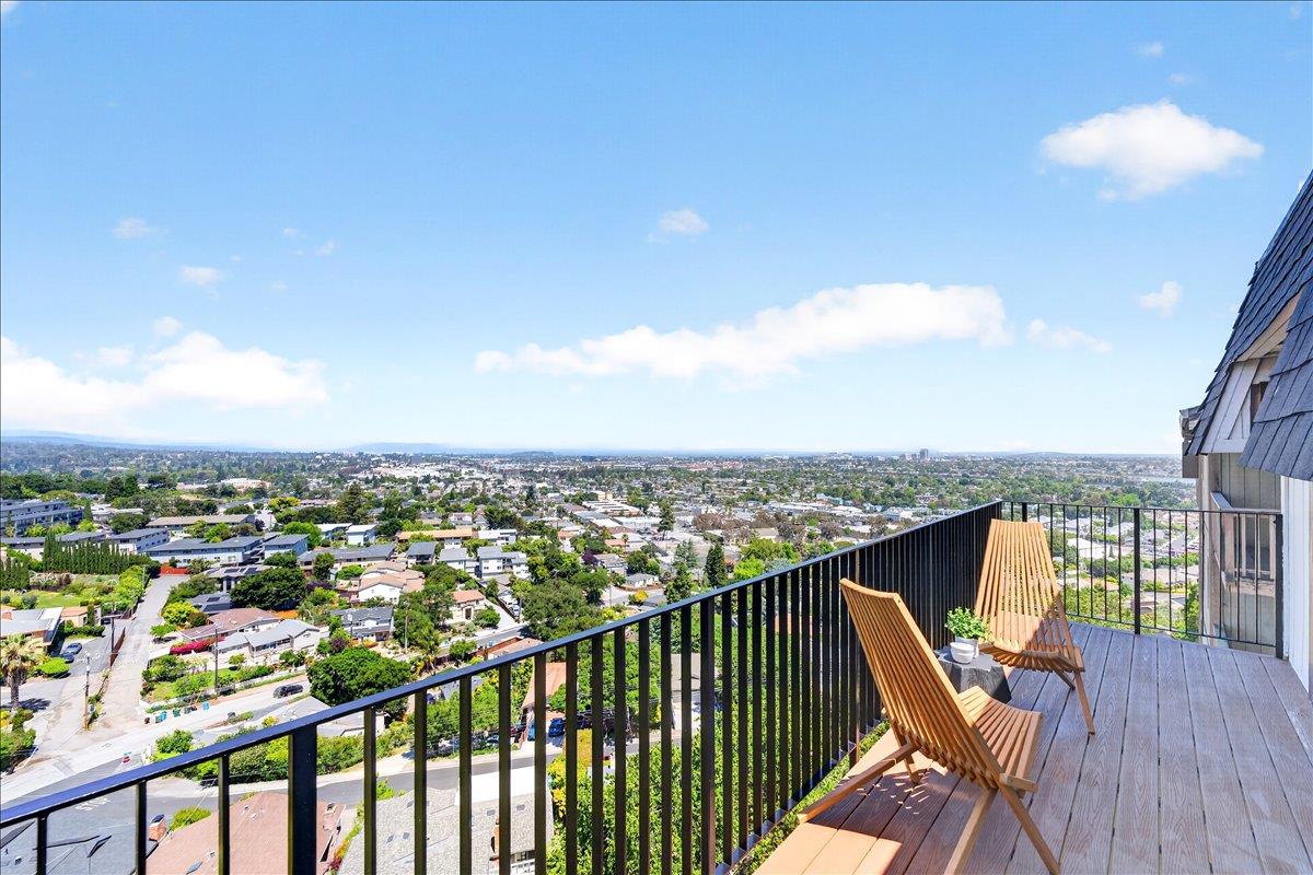 1550 Winding Way