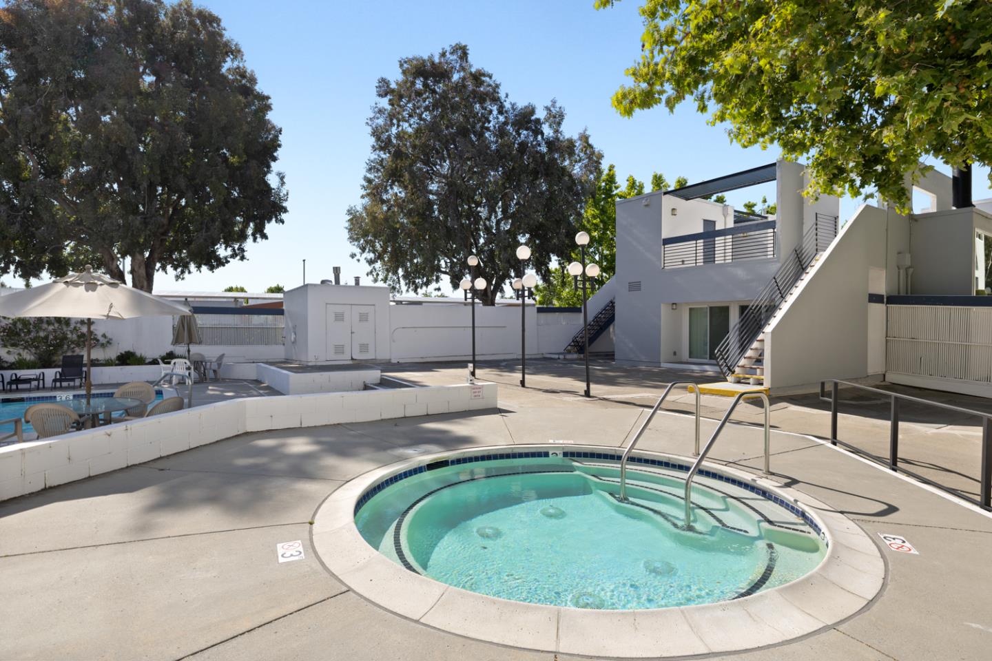 1083 Shell Boulevard 4