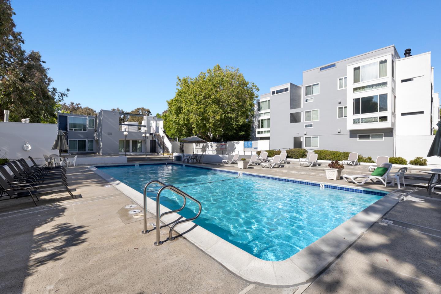 1083 Shell Boulevard 4