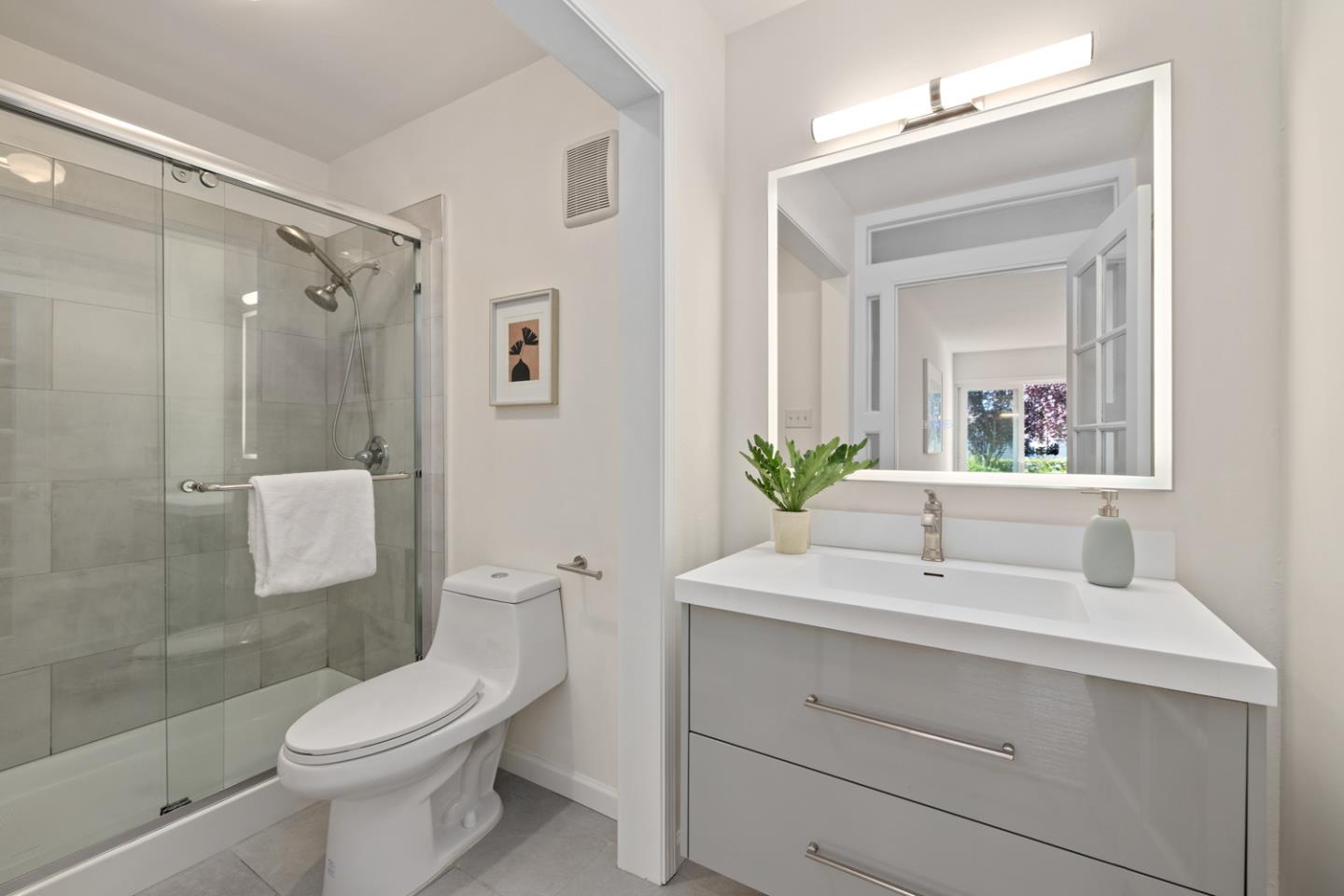 1083 Shell Boulevard 4