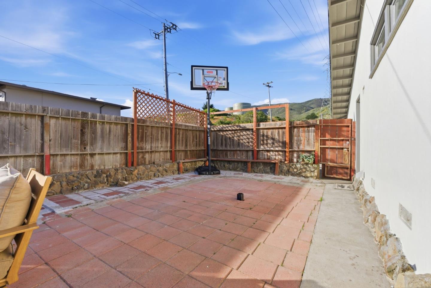 1709 Hillside Boulevard