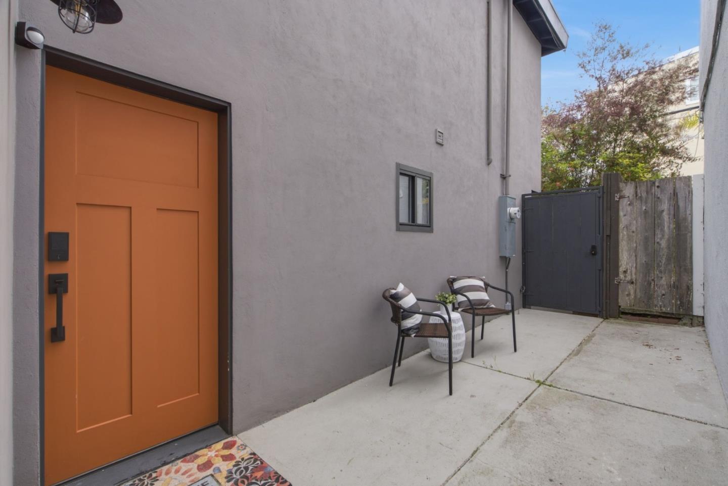 998 Burnett AVE