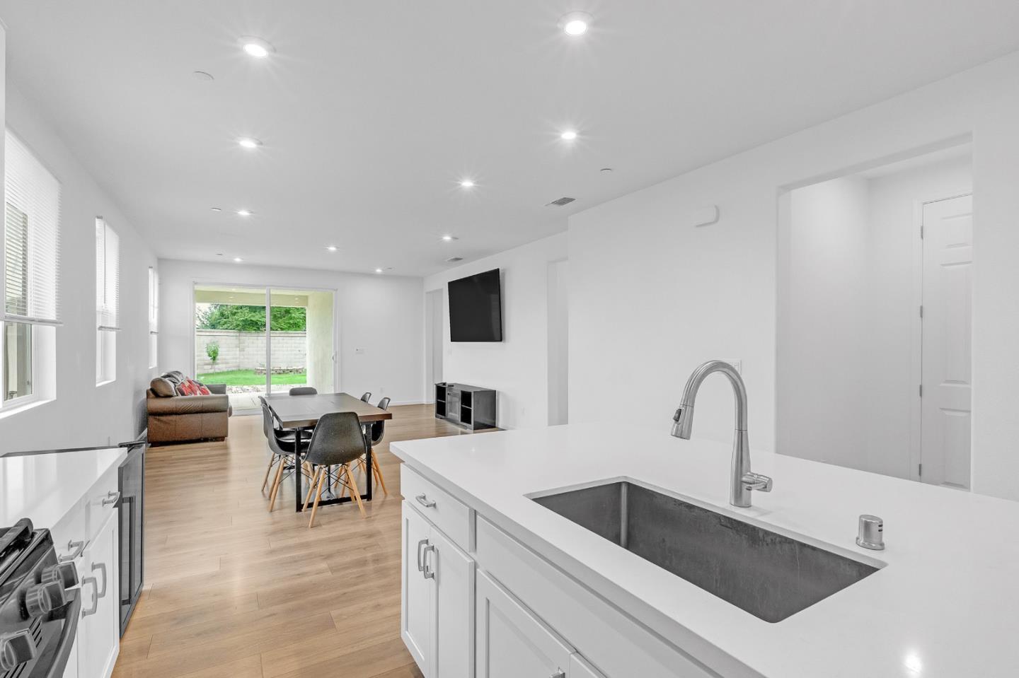 4076 Eugene DR