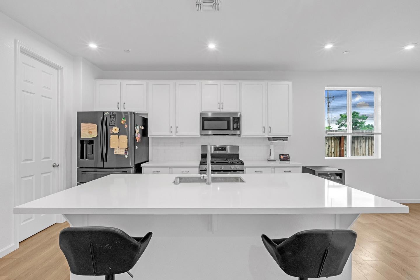 4076 Eugene DR