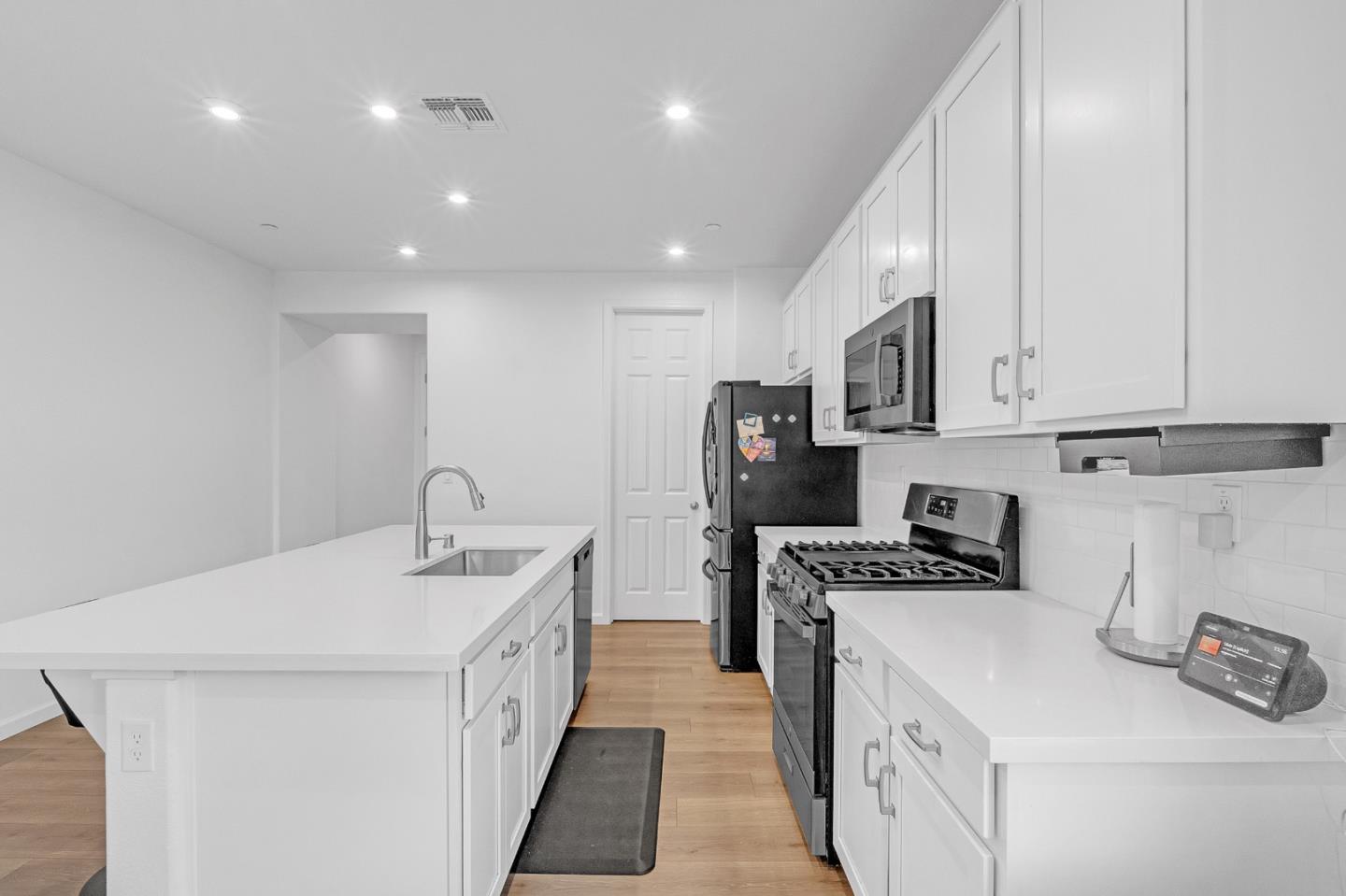 4076 Eugene DR