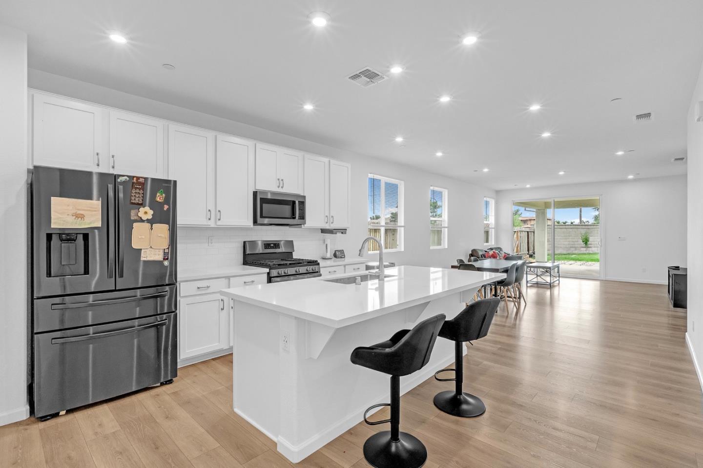 4076 Eugene DR