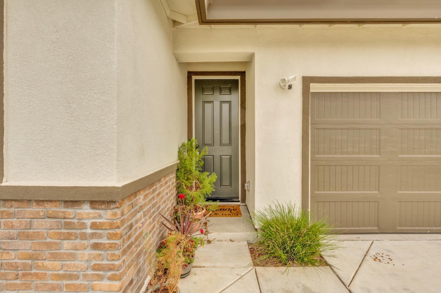 4076 Eugene DR