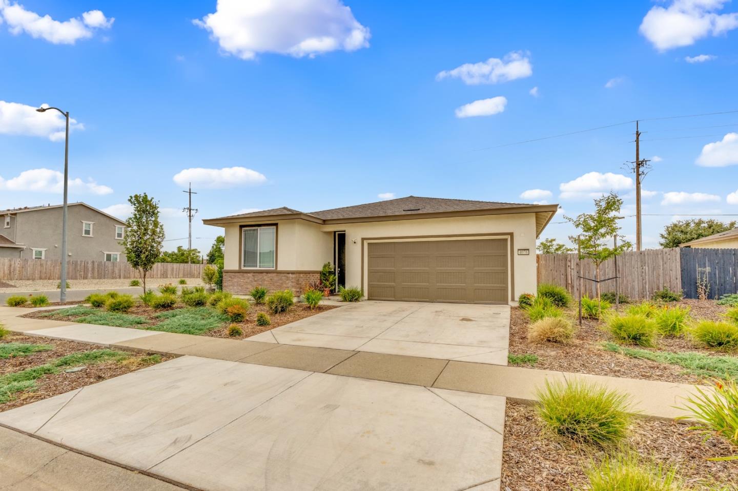 4076 Eugene DR