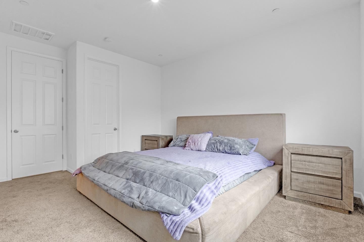 4076 Eugene DR