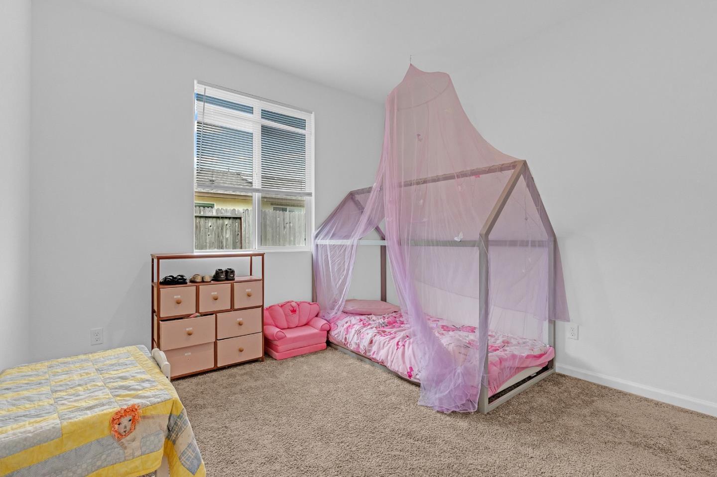 4076 Eugene DR