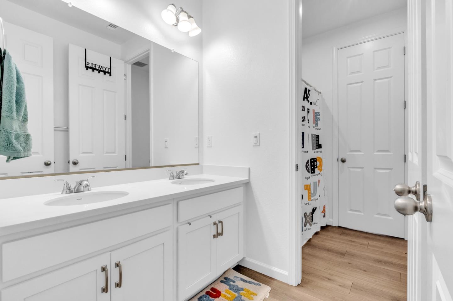 4076 Eugene DR