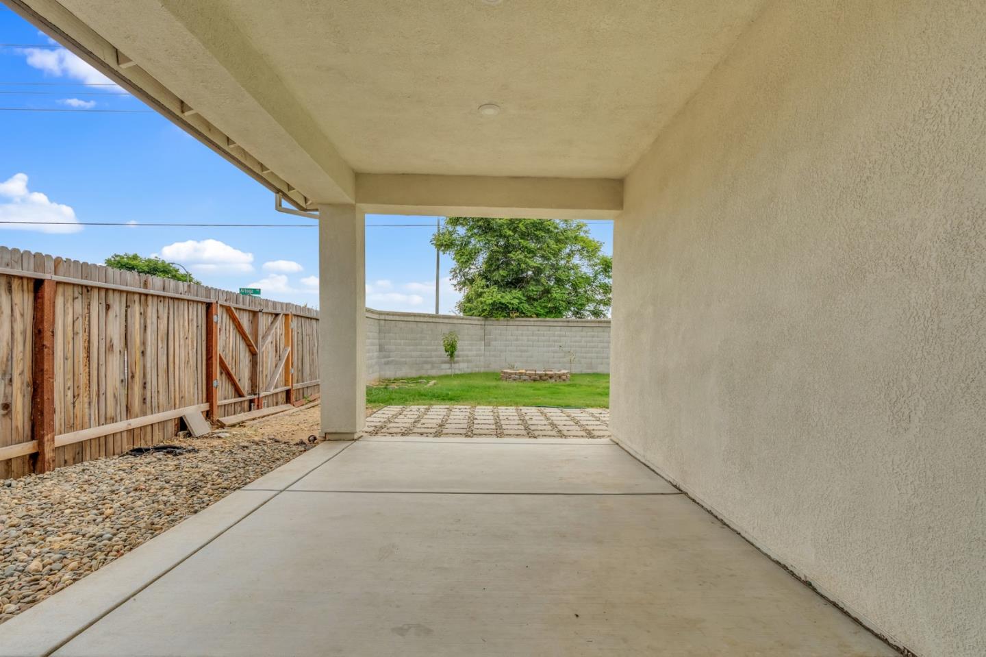 4076 Eugene DR
