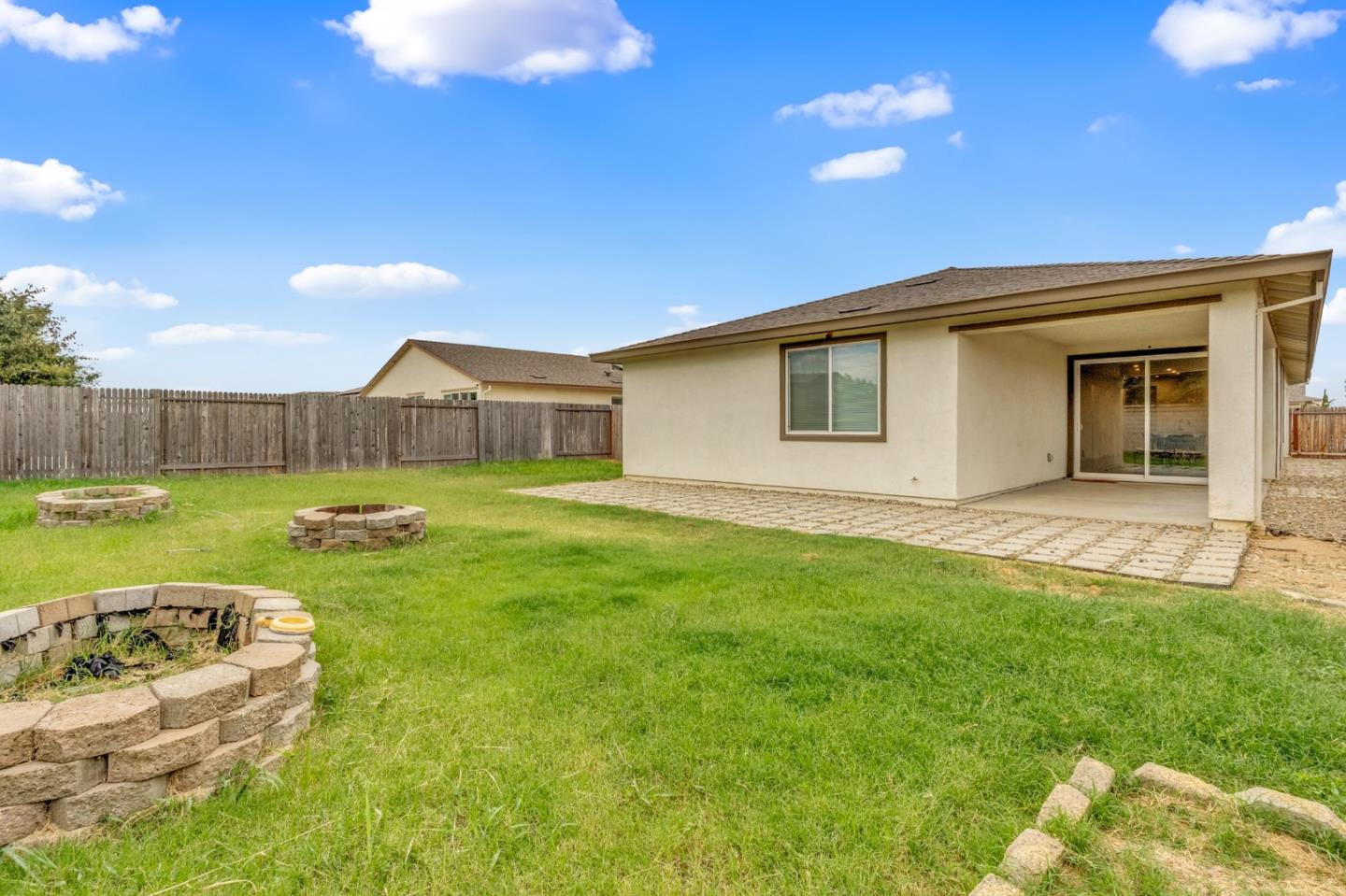 4076 Eugene DR