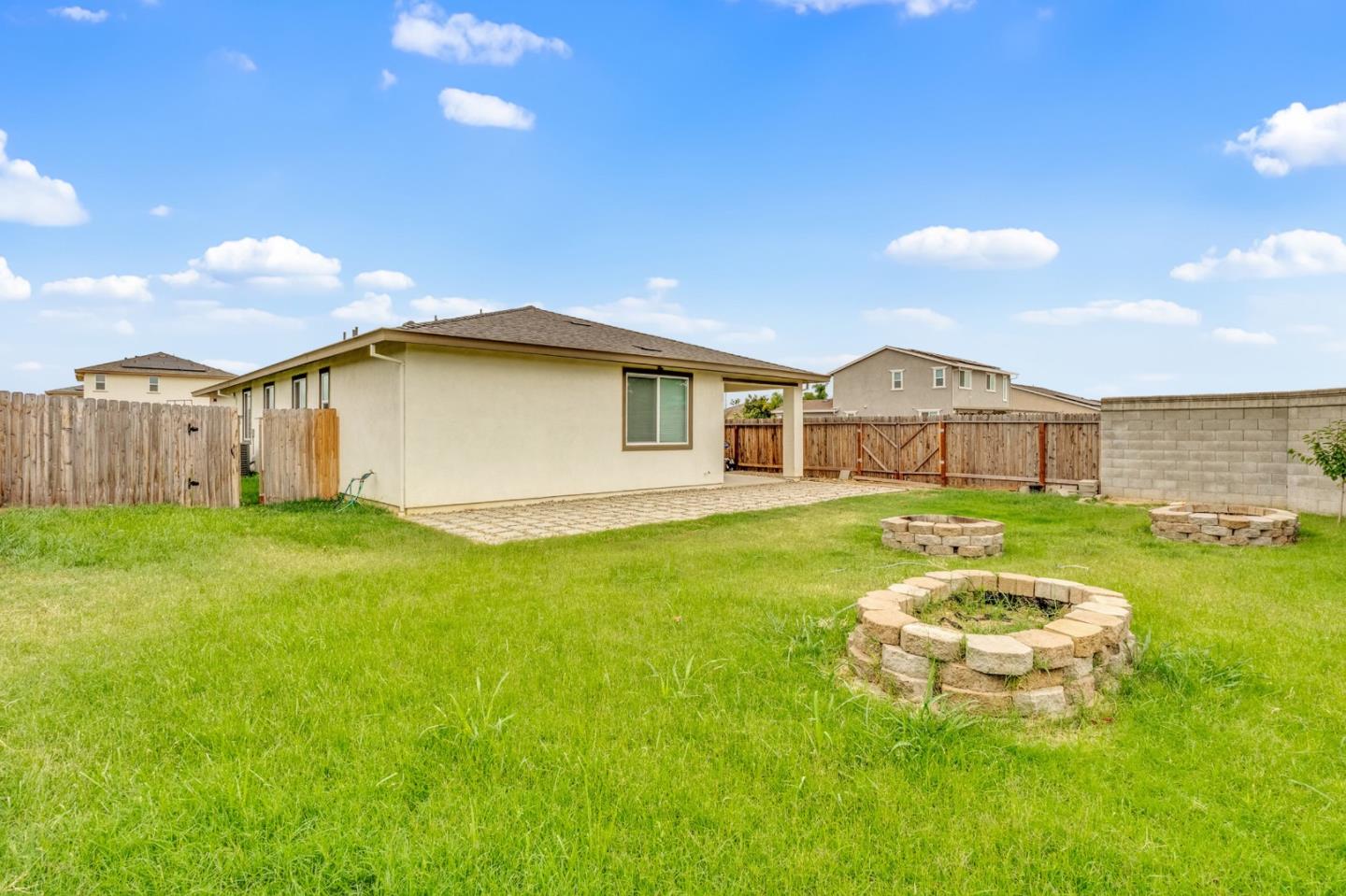 4076 Eugene DR