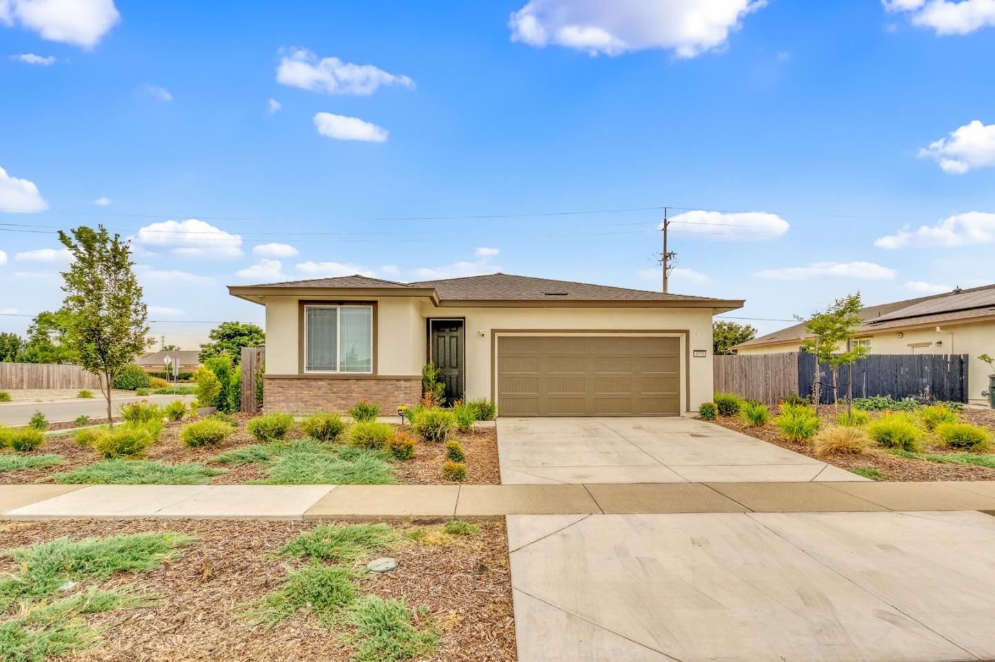 4076 Eugene DR