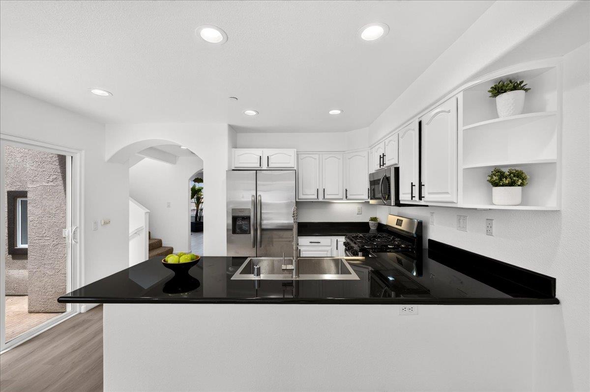 305 Hoffman ST