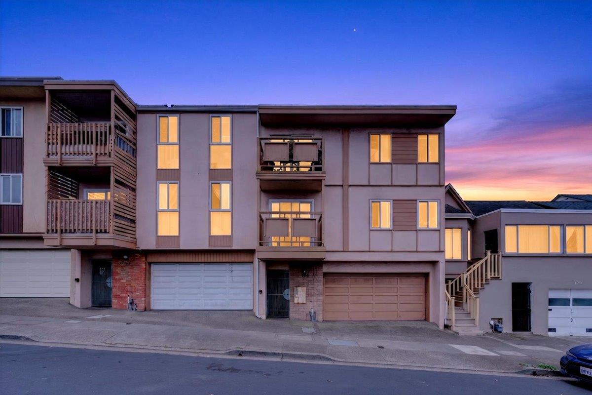 123 Knowles AVE