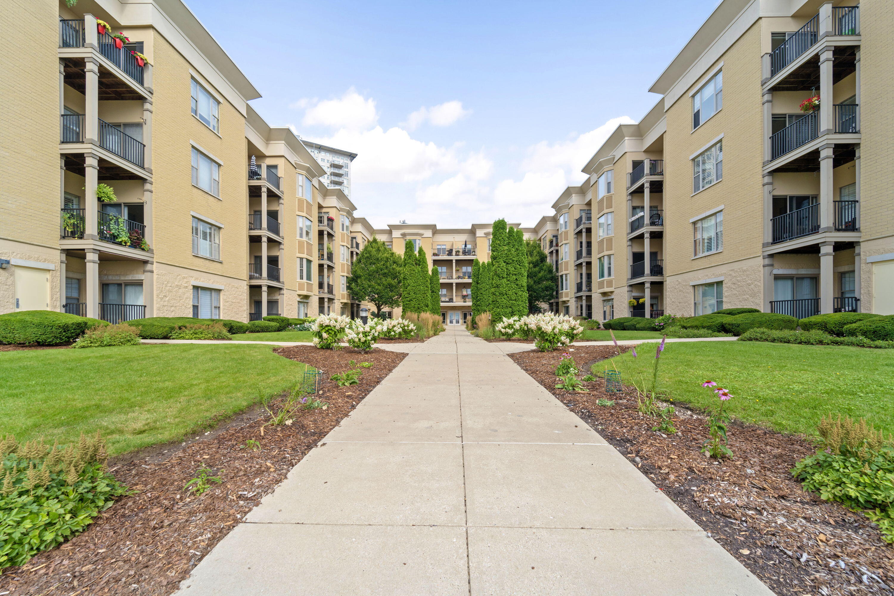 1300 N Prospect Ave Unit: 220