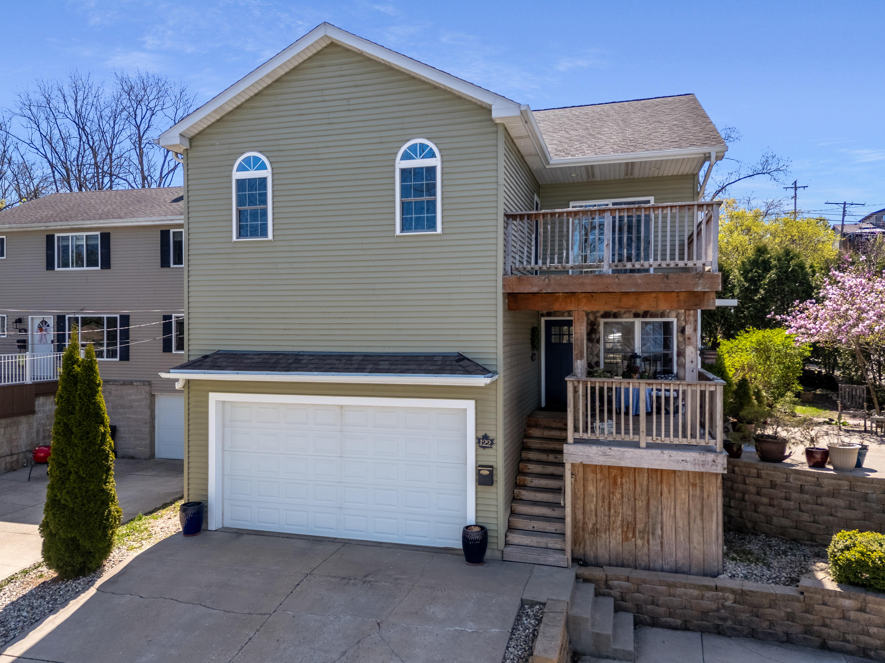 122 Maple Ave