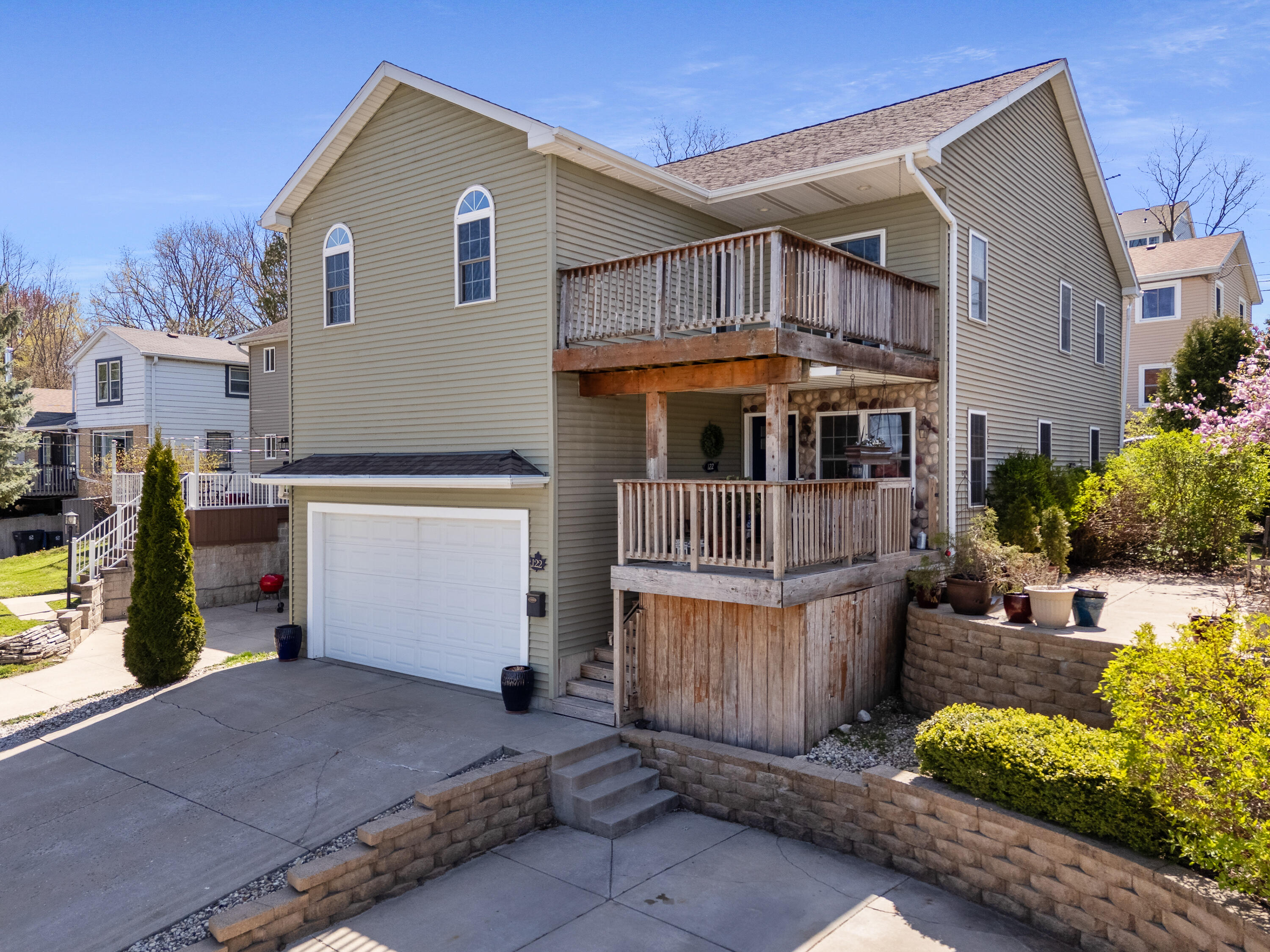 122 Maple Ave