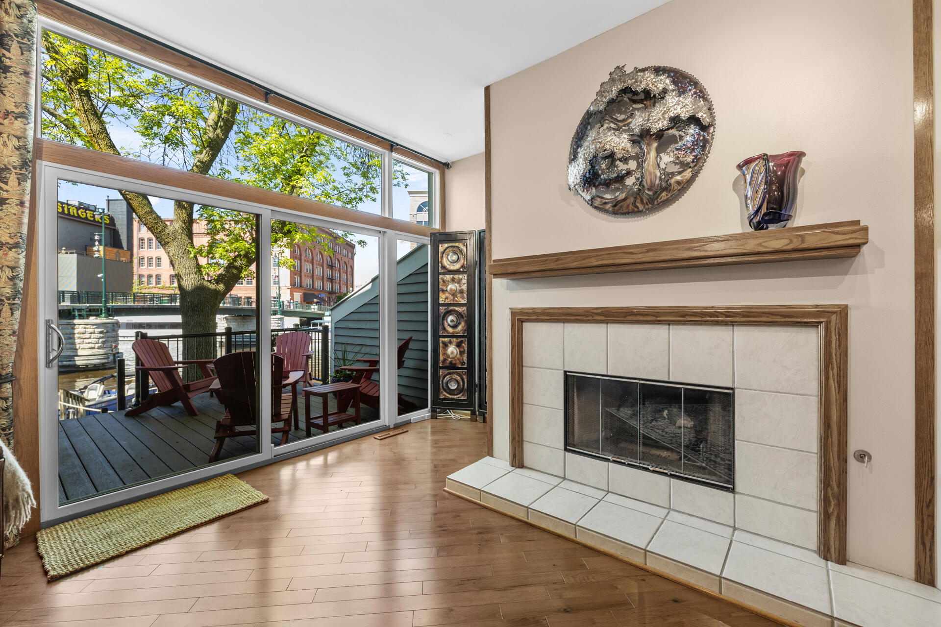 1105 N Edison St