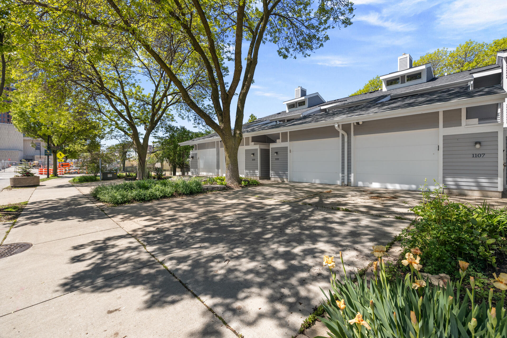 1105 N Edison St