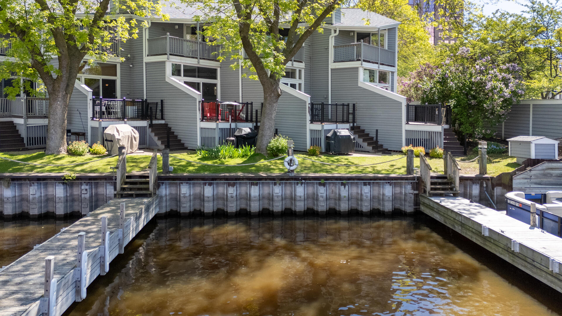 1105 N Edison St