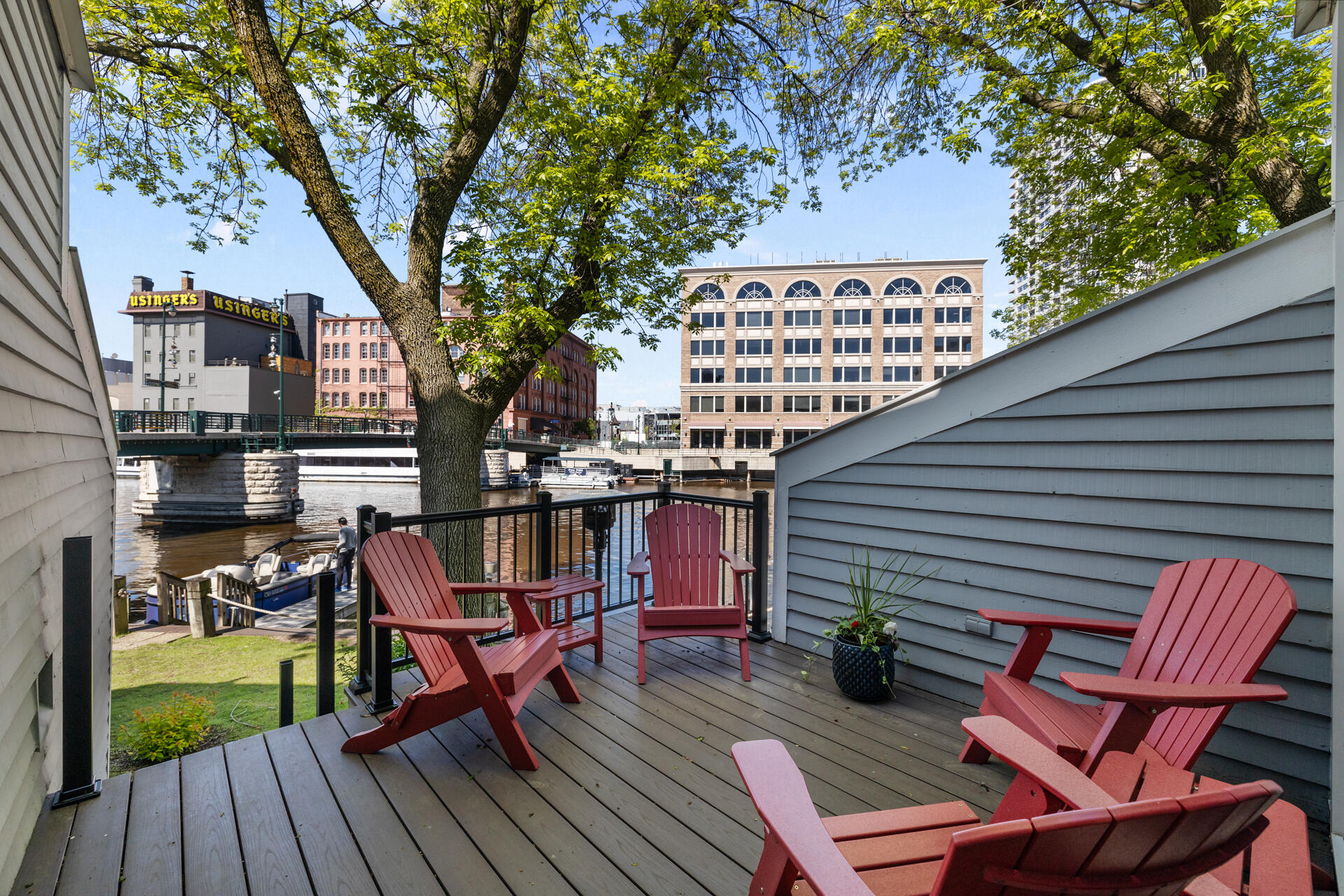 1105 N Edison St
